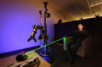 Un robot che punta al laser