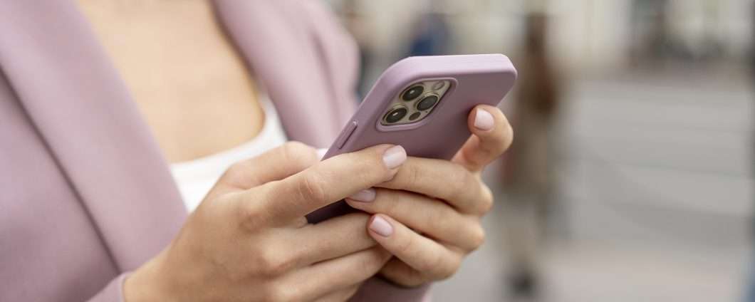 Gli SMS non mollano: milioni di italiani li usano ancora