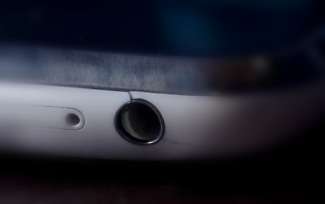 Un crack di un iPhone 3G bianco