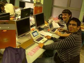 Torino, un netbook a ogni studente I ragazzi dell'ITIS impegnati nella configurazione