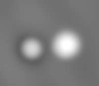 L'immagine prodotta dal microscopio a scansione a effetto tunnel (STM) mostra due atomi d'oro sulla superficie isolante di una pellicola di NaCl. L'atomo a sinistra è stato intenzionalmente trasferito dal suo stato neutro a quello di ione negativo attraverso una manipolazione dell'STM. La modifica dello stato di carica è provata dal solco scuro che circonda l'atomo d'oro