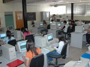 Studenti durante una esercitazione con MS Word 2003 su PC dotati di CPU Pentium 100Mhz con 32MB RAM