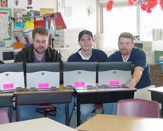 Studenti americani con i computer portatili a scuola