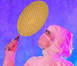 Un tecnico ispeziona un wafer da 300mm