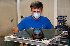 John Tonry al lavoro sulla fotocamera Pan-STARRS