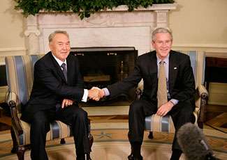 George W. Bush stringe la mano al leader kazako Nursultan Nazarbayev