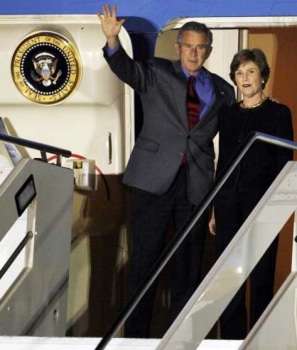 George W. Bush e la moglie Laura scendono dall'Air Force One