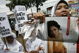 Venti liberticidi investono la rete<br /> – Indonesia pornografia”>”Nessuno desidera costruire la propria identità nazionale disseminando pornografia e violenza”,  <a href=