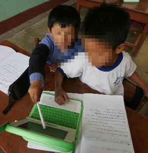 bambini peruviani con lo XO