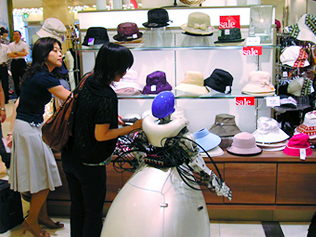 La robottina che fa shopping