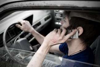 un teen guida col cell