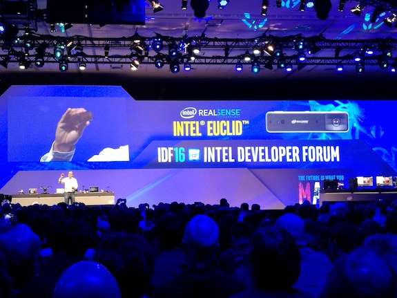 IDF2016/ Intel a tutta VR intel project alloy