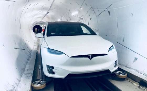 Nel tunnel di Boring Company a bordo di una Tesla