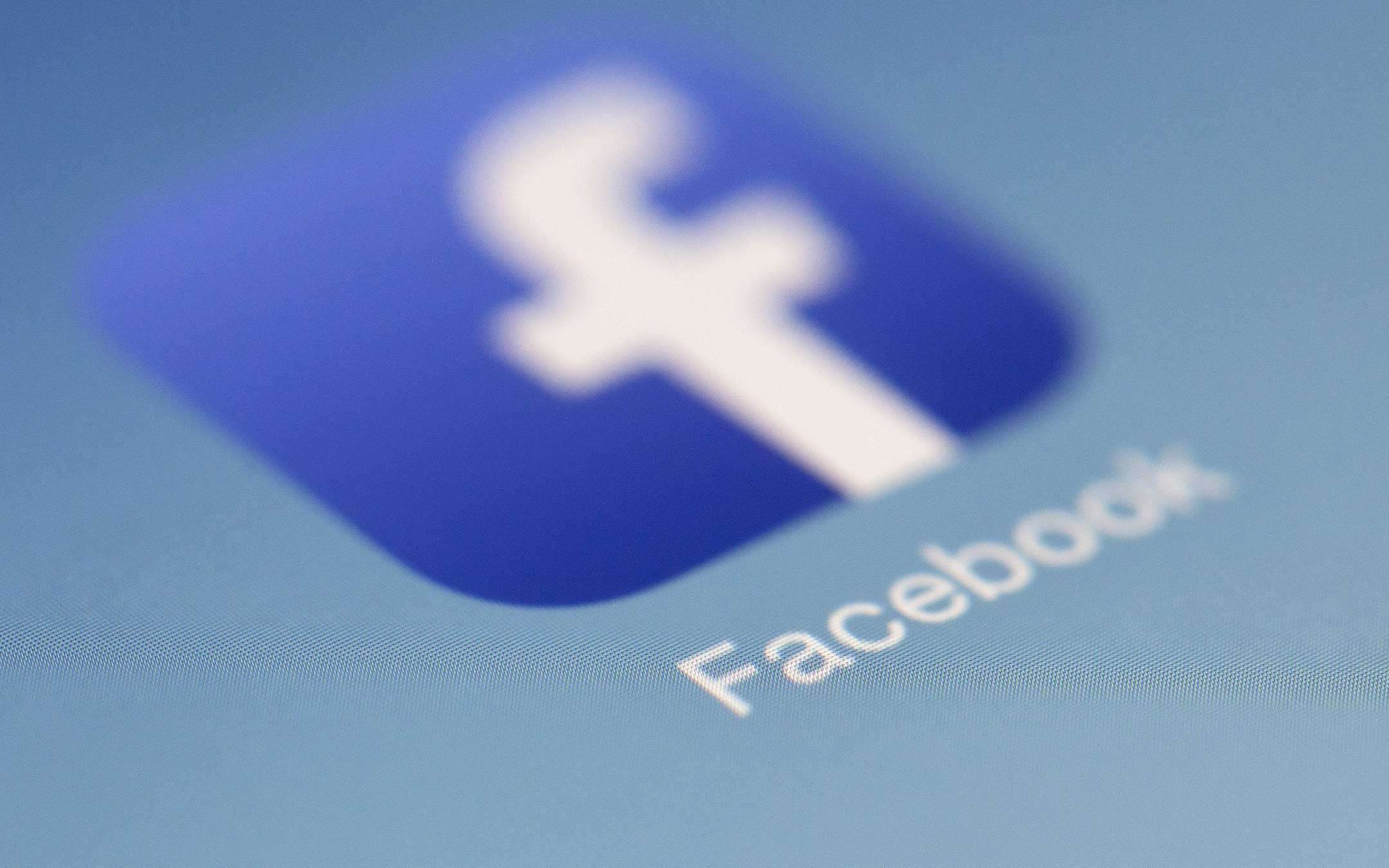 Close and connected, there is also Facebook Close and connected, there is also Facebook