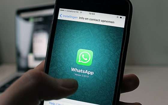 WhatsApp, inoltri limitati per fermare le fake news
