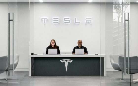 Tesla ci ripensa: non chiuderà tutti gli store