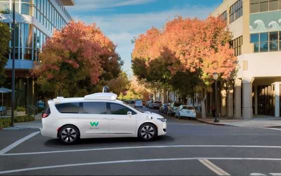 Self-driving car: Waymo cerca investitori