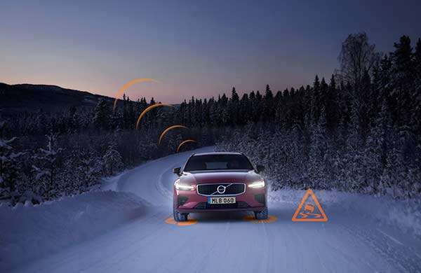 Volvo: le tecnologie Hazard Light Alert e Slippery Road Alert