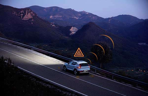 Volvo: le tecnologie Hazard Light Alert e Slippery Road Alert