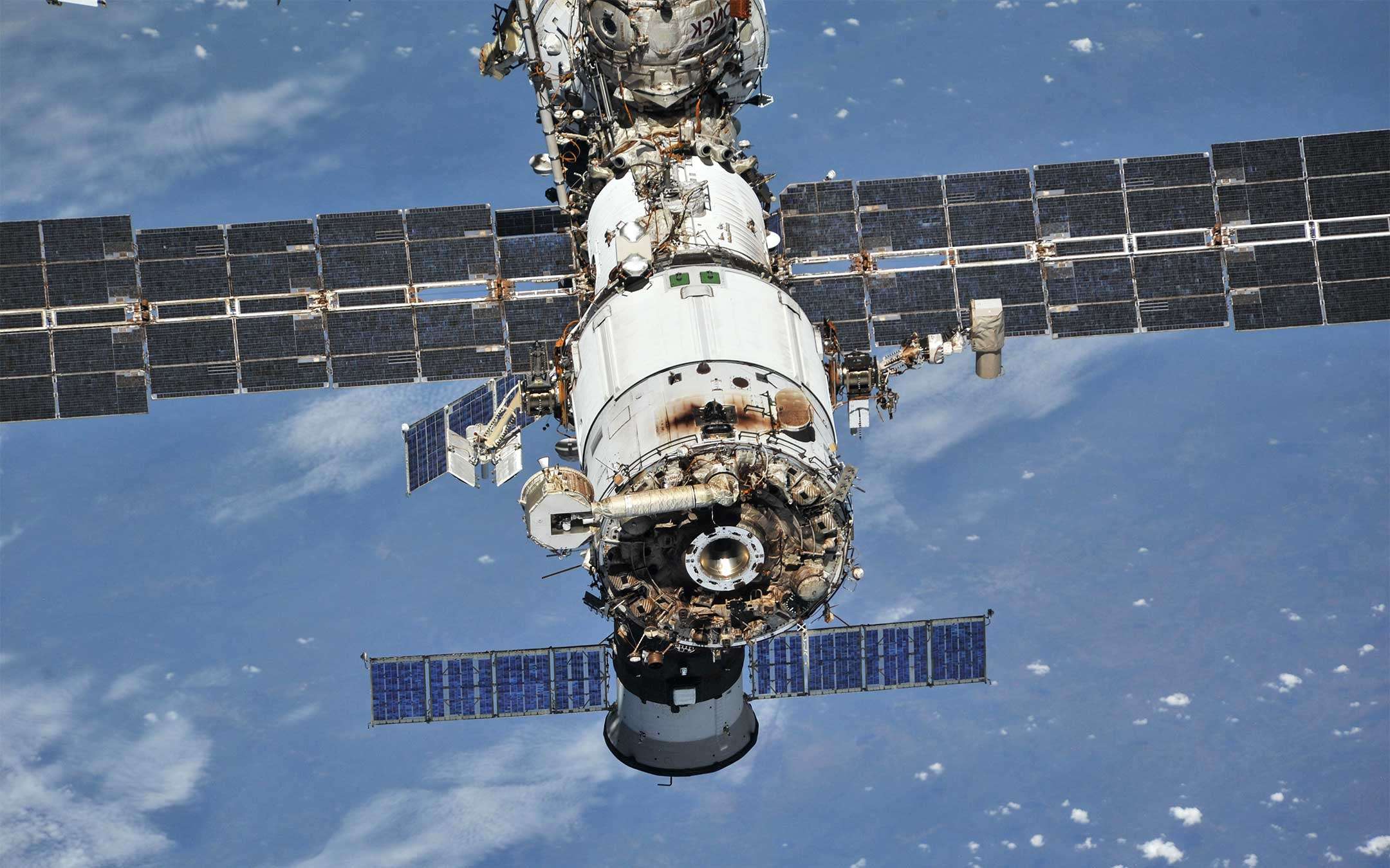 Un Satellite Artificiale Ruota Intorno Alla Terra Su Un'orbita Circolare