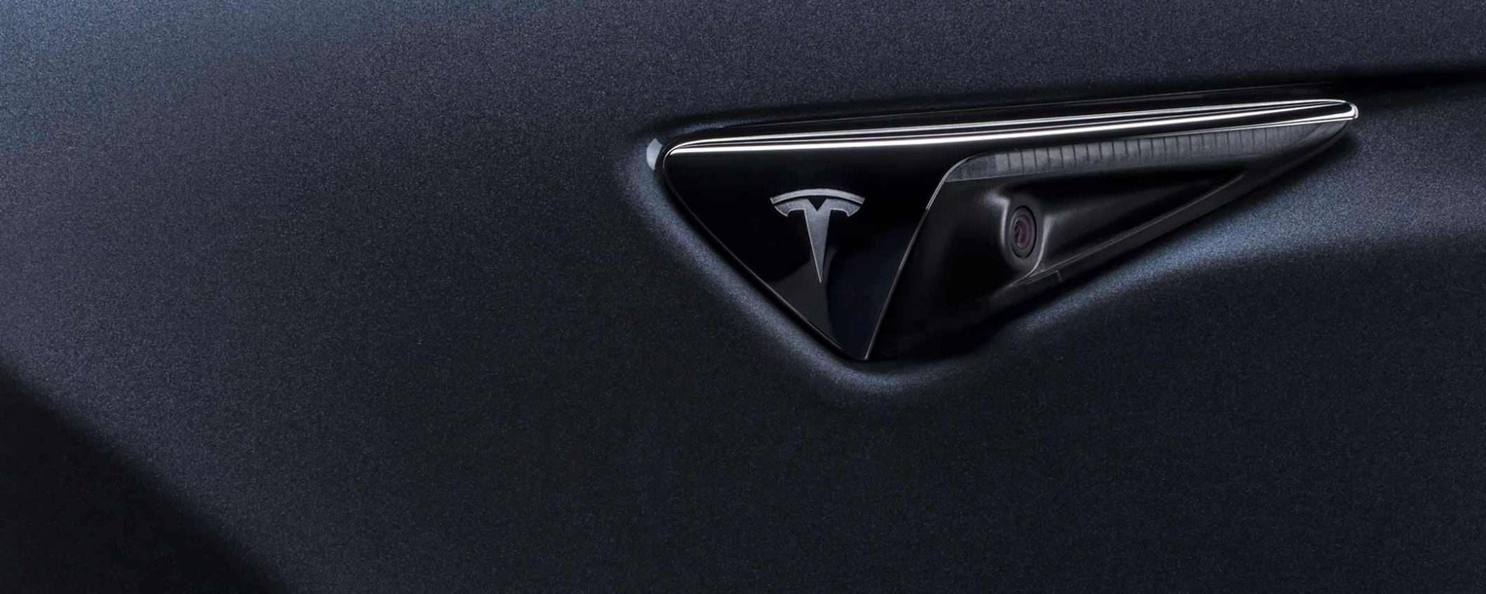 Tesla assicura le Tesla (ma non in Italia)