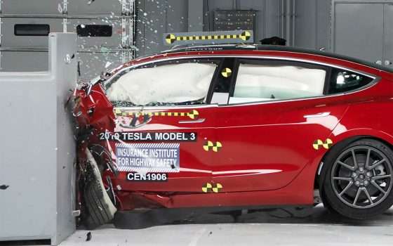 Tesla Model 3 promossa nel crash test di IIHS