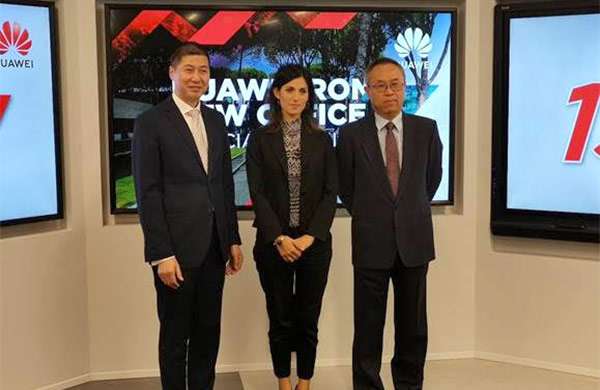 Il sindaco Virginia Raggi nei nuovi uffici Huawei di Roma