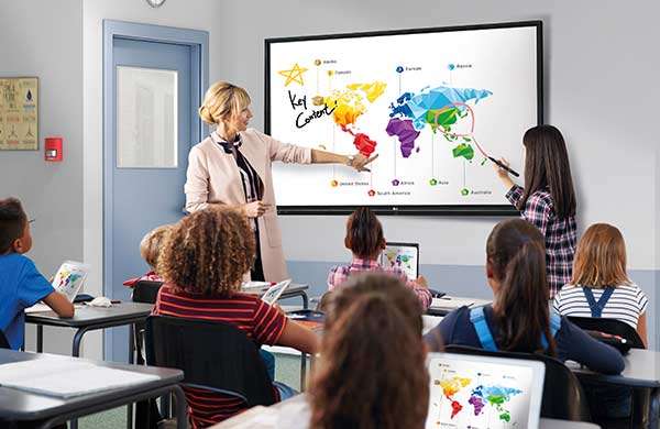 La lavagna interattiva LG TR3BF per l'ambito scolastico