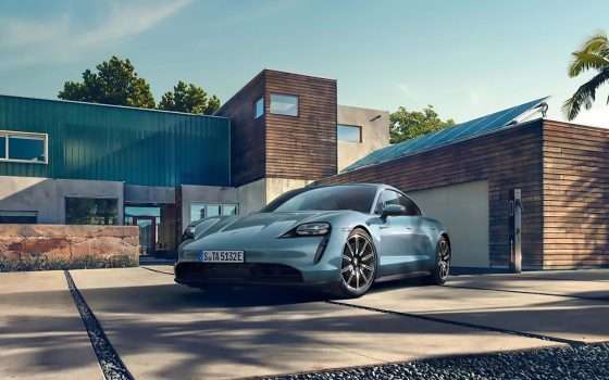 Porsche presenta l'elettrica sportiva Taycan 4S