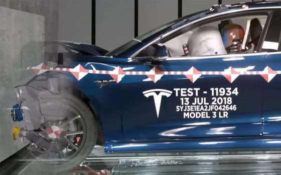 Tesla fa a pezzi le sue Model 3 nei crash test