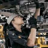 Un esoscheletro nella fabbrica spagnola di Nissan
