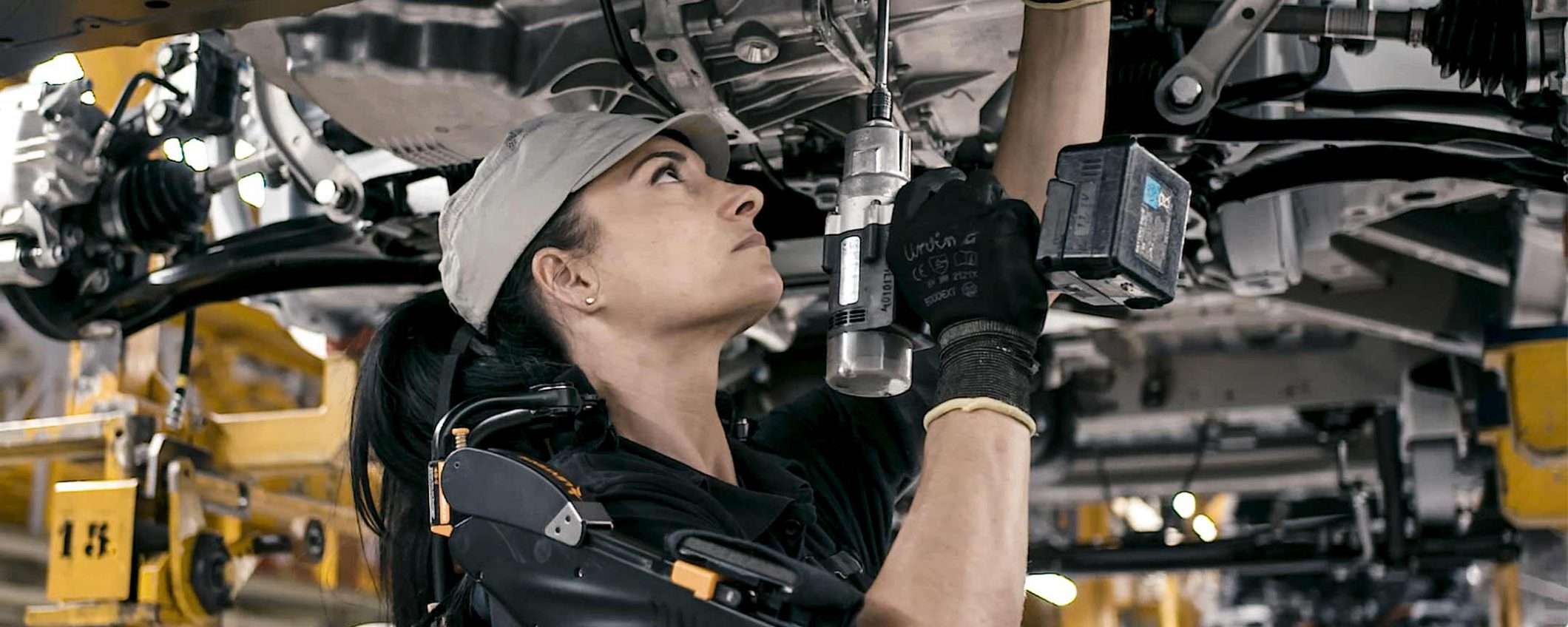 Un esoscheletro nella fabbrica spagnola di Nissan