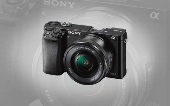 Black Friday: Sony a6000 e ottica 16-50 in offerta