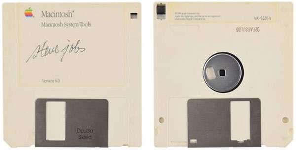 Il floppy disk appartenuto a Steve Jobs e autografato