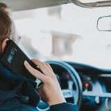 Non guidare con lo smartphone, l'IA ti vede