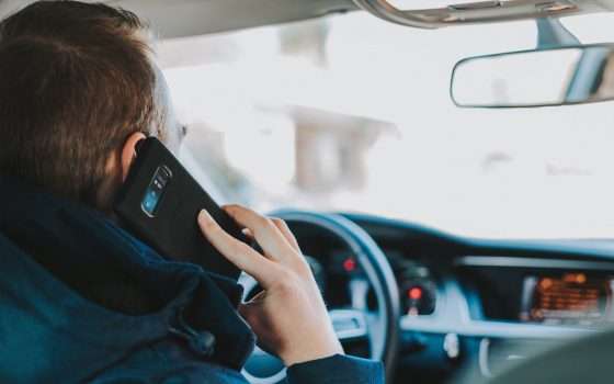 Non guidare con lo smartphone, l'IA ti vede