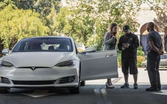 Tesla in Cina: consegne a domicilio e colonnine disinfettate