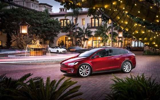 Tesla estende l'autonomia delle auto Model X e Model S