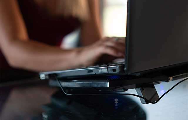 La base di KLIM per raffreddare il laptop