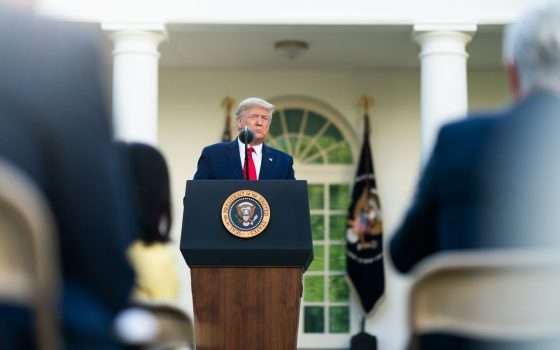 Trump e il triangolo rosso: simbolo nazi o emoji?