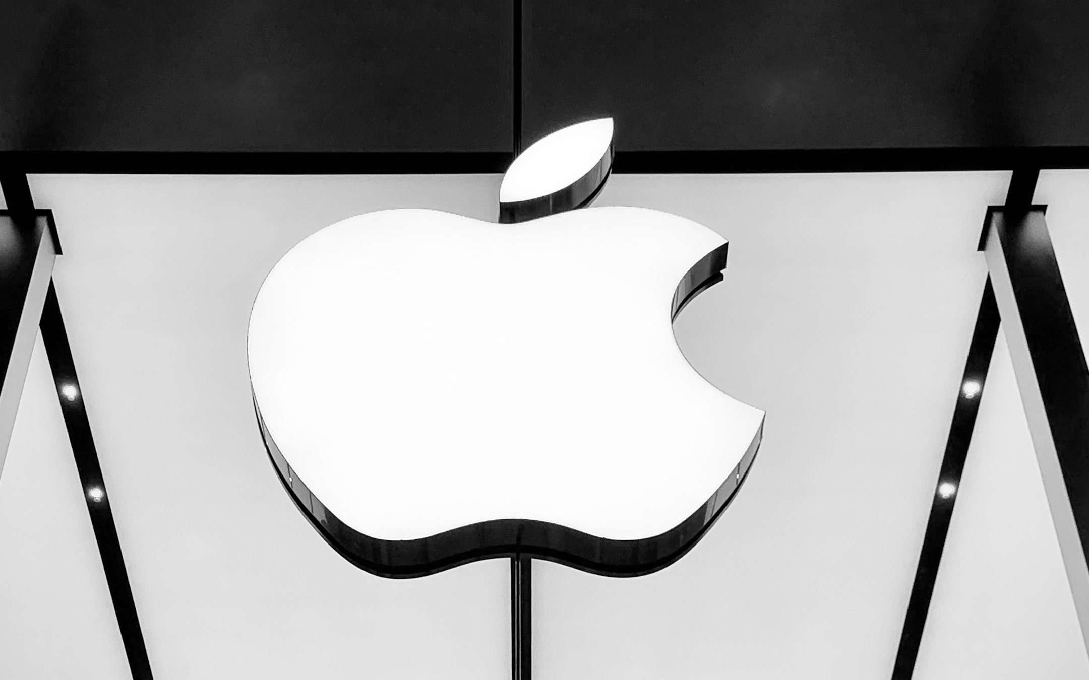 Apple is worth more than Saudi Aramco (for a moment)