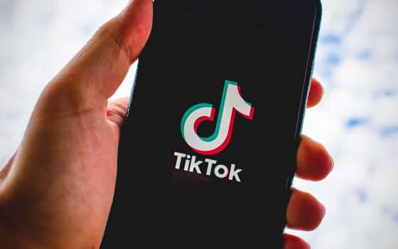 Cicatrice francese: TikTok rimuove i video su richiesta AGCOM