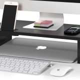 Scrivania in ordine con questo supporto in legno