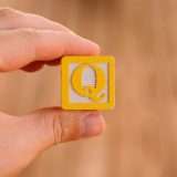 Ban per i complottisti di QAnon: via da Facebook