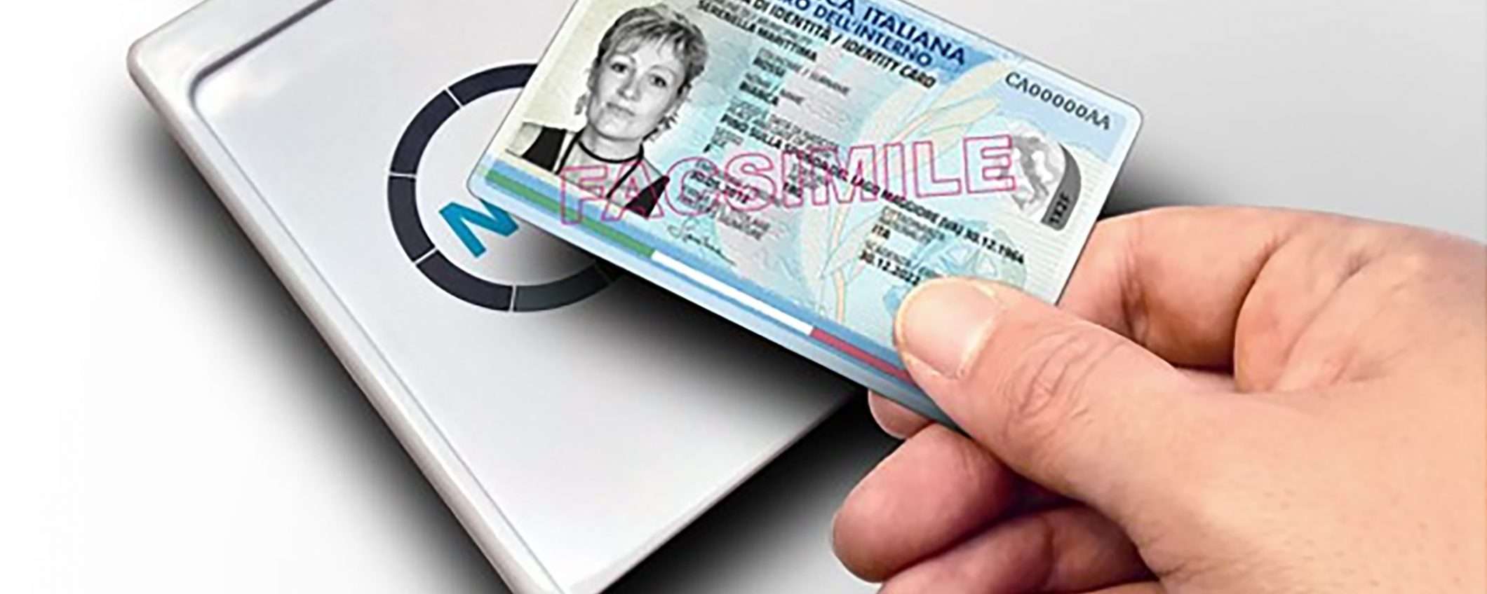 Lettore RFID CONTACTLESS per l'uso della Carta d'Identità Elettronica (CIE)