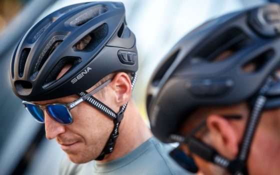 Sena R1 EVO: il casco da bici smart che si usa con la voce