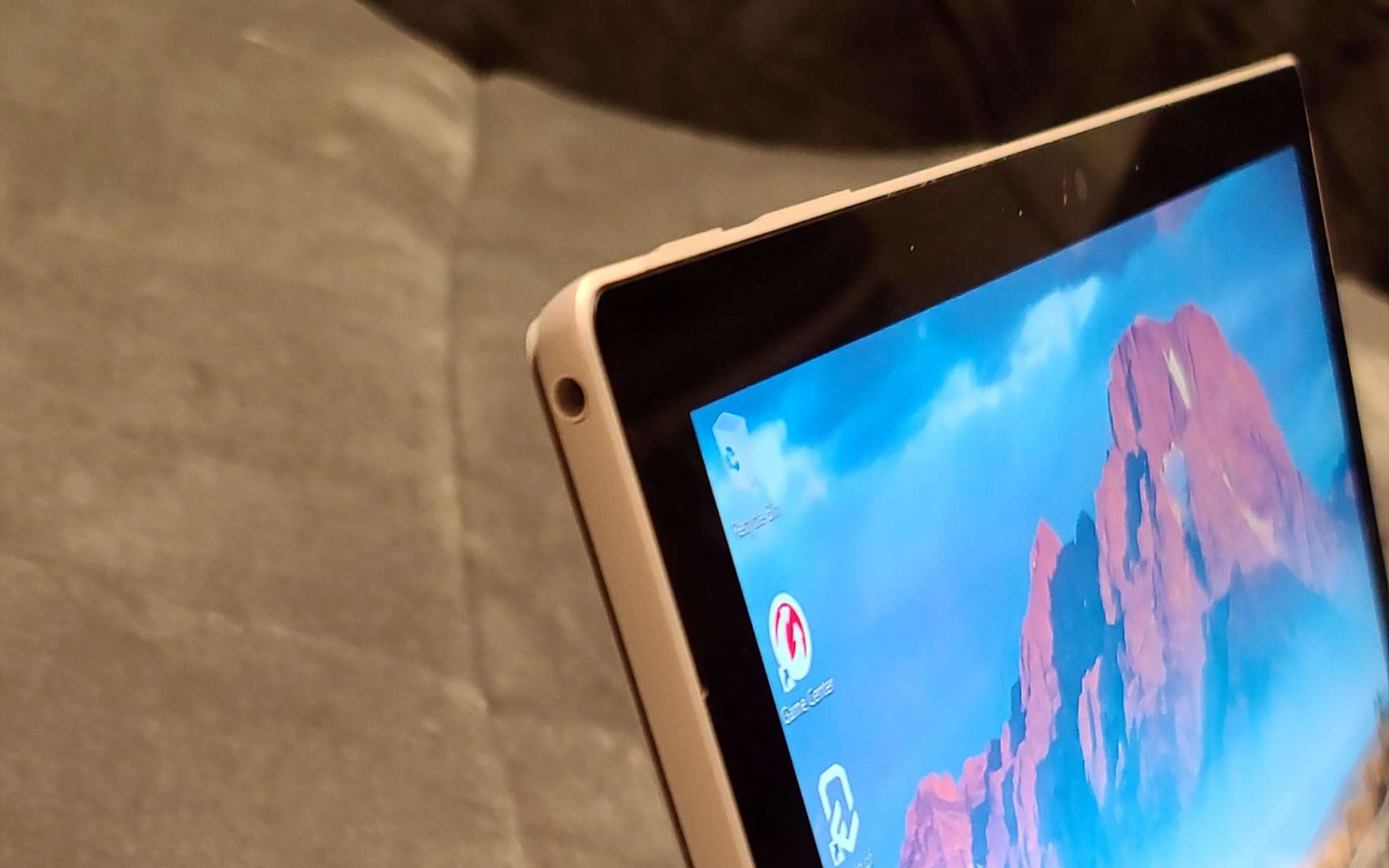 Surface Pro 8: prototype check, same design Surface Pro 8: prototype check, same design