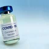 FB contro la disinformazione sui vaccini COVID-19