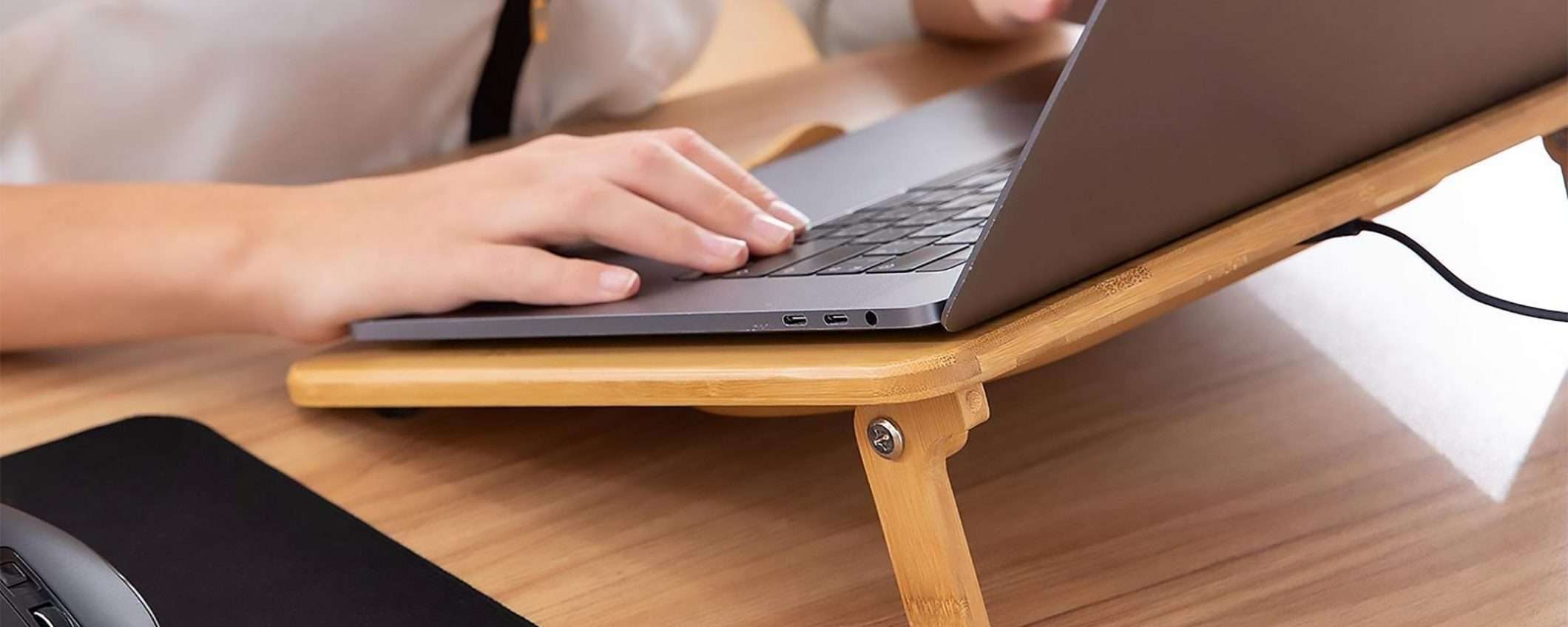 La base in bambù raffredda-laptop in offerta lampo