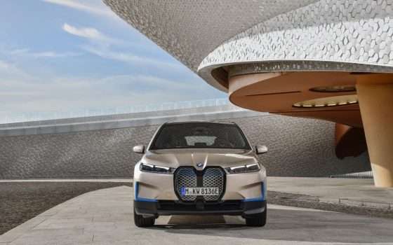 BMW iX, tutto rinviato al 2022: mancano i semiconduttori